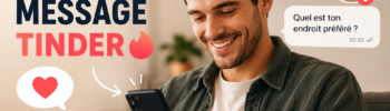 Homme souriant consultant son smartphone après avoir envoyé un premier message sur Tinder pour engager une conversation et obtenir une réponse.